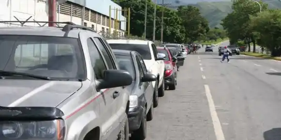 Caos en el centro de Venezuela ante aguda escasez de gasolina (+Fotos)