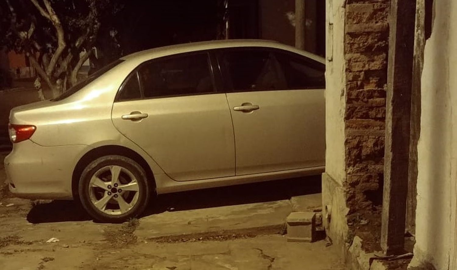 “Este auto vive ocupando la vereda”