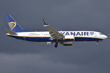 Ryanair evalúa no volver a Israel por las tasas aeroportuarias y culpa a drones rusos por demoras en los vuelos