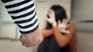 La mujer logró contactar a una amiga, y fue rescatada por la policía.