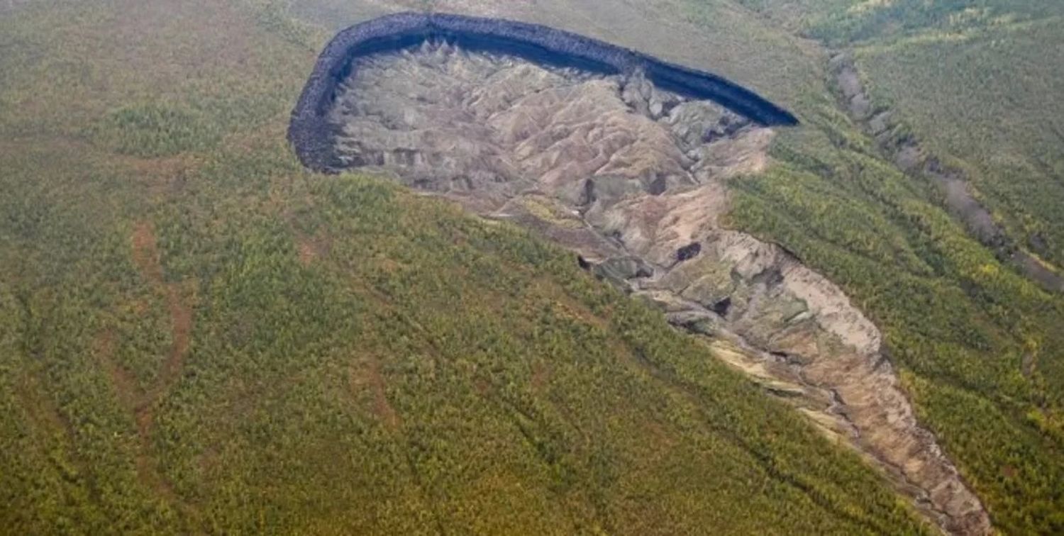 El cráter de Batagaika, en realidad una depresión termokárstica en una región montañosa, es consecuencia del aumento de las temperaturas debido al cambio climático.