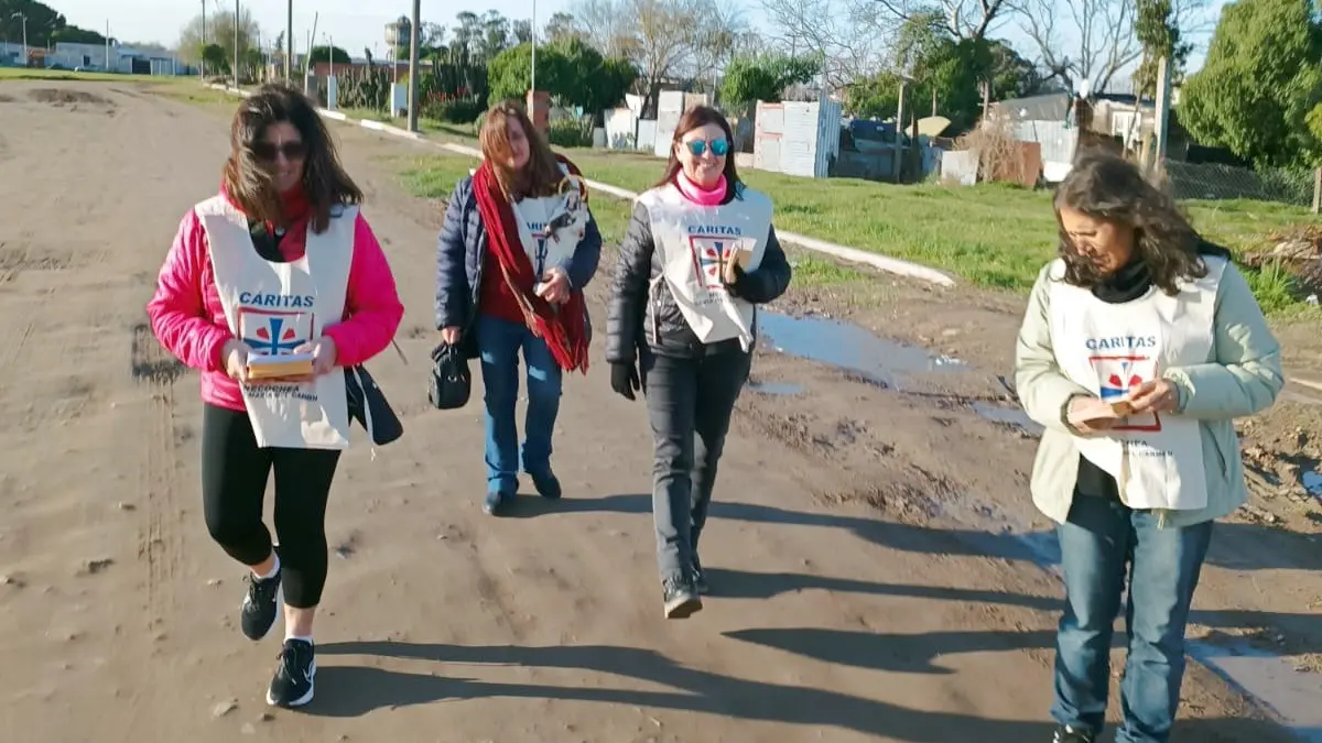 En el Barrio Terminal. Integrantes de Cáritas llevaron la Virgen a los vecinos