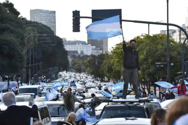 Banderazos de protesta en todo el país en defensa de la Constitución 