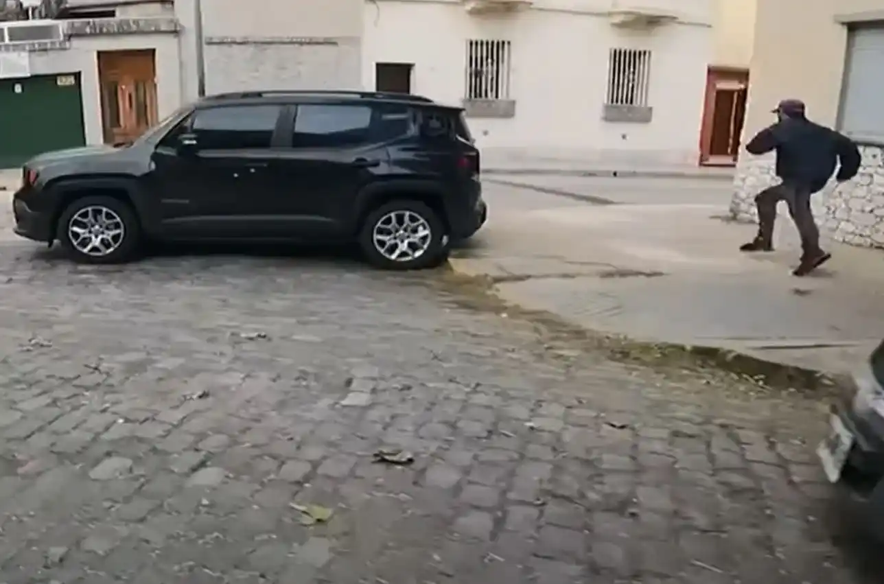 Un motociclista persiguió a un ladrón que robó un celular, se lo devolvió a la víctima y filmó todo