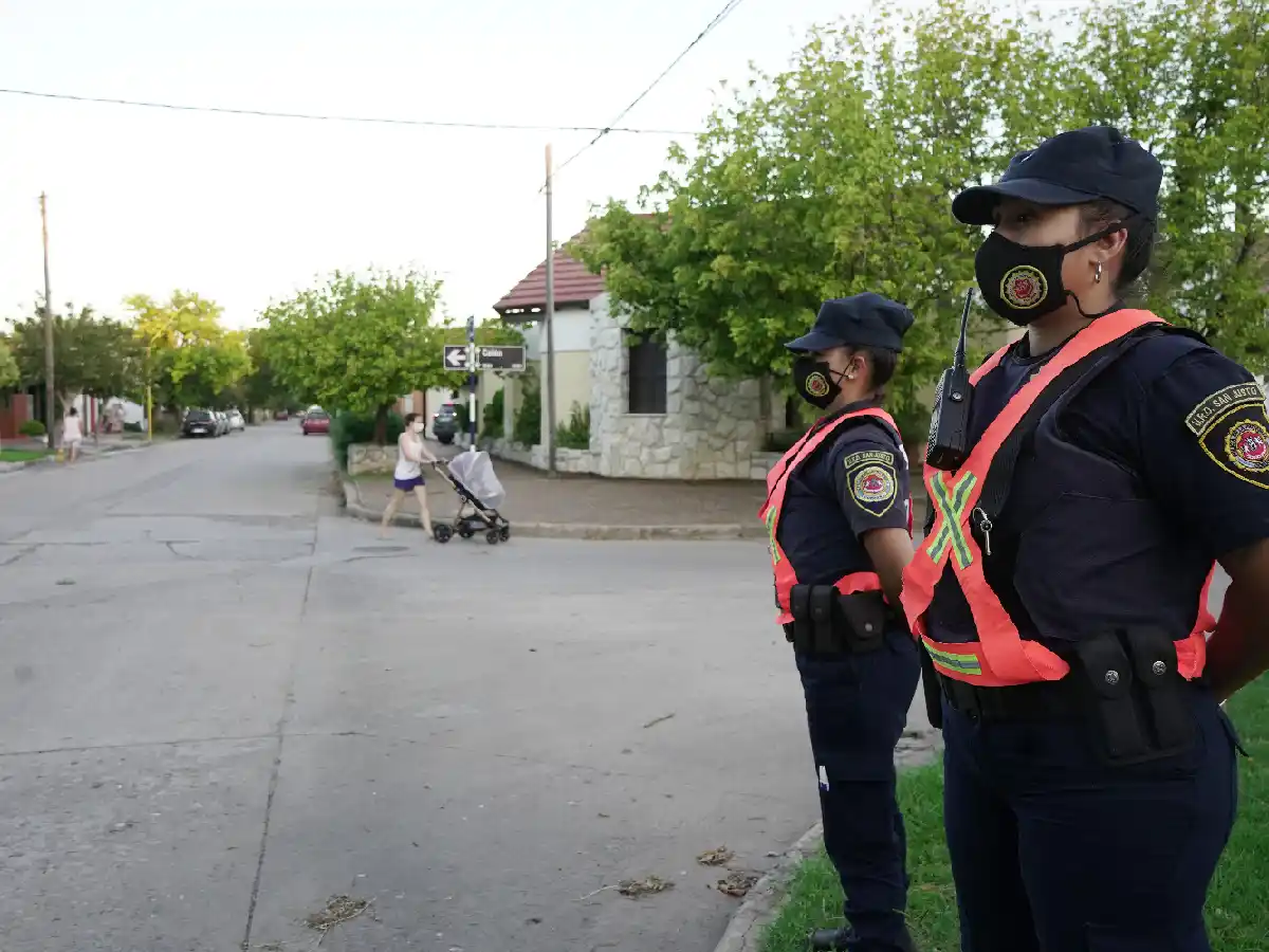 Otro uniforme, stand y código QR: la nueva Policía Barrial   