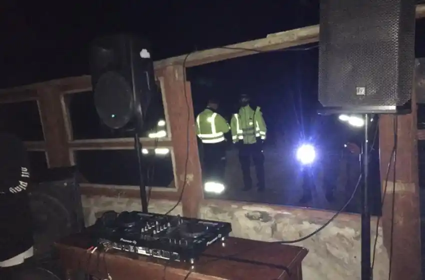 Organizaron una fiesta swinger en Mar del Plata y confundieron a una policía con una stripper