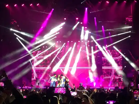 Los bailarines acompañaron a Natti Natasha en todo momento. Foto CL