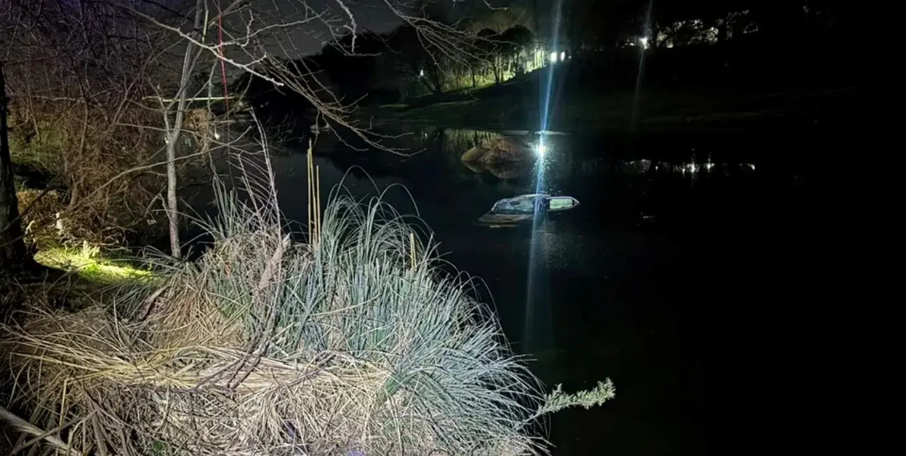 Un policía rescató a un adolescente tras la caída de un auto al río