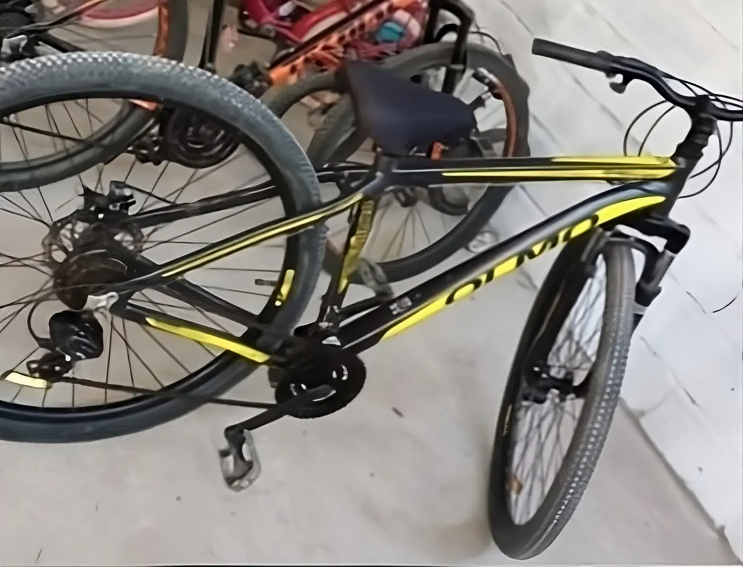 Otro asalto a mano armada: le ocurrió a un niño y le robaron la bicicleta