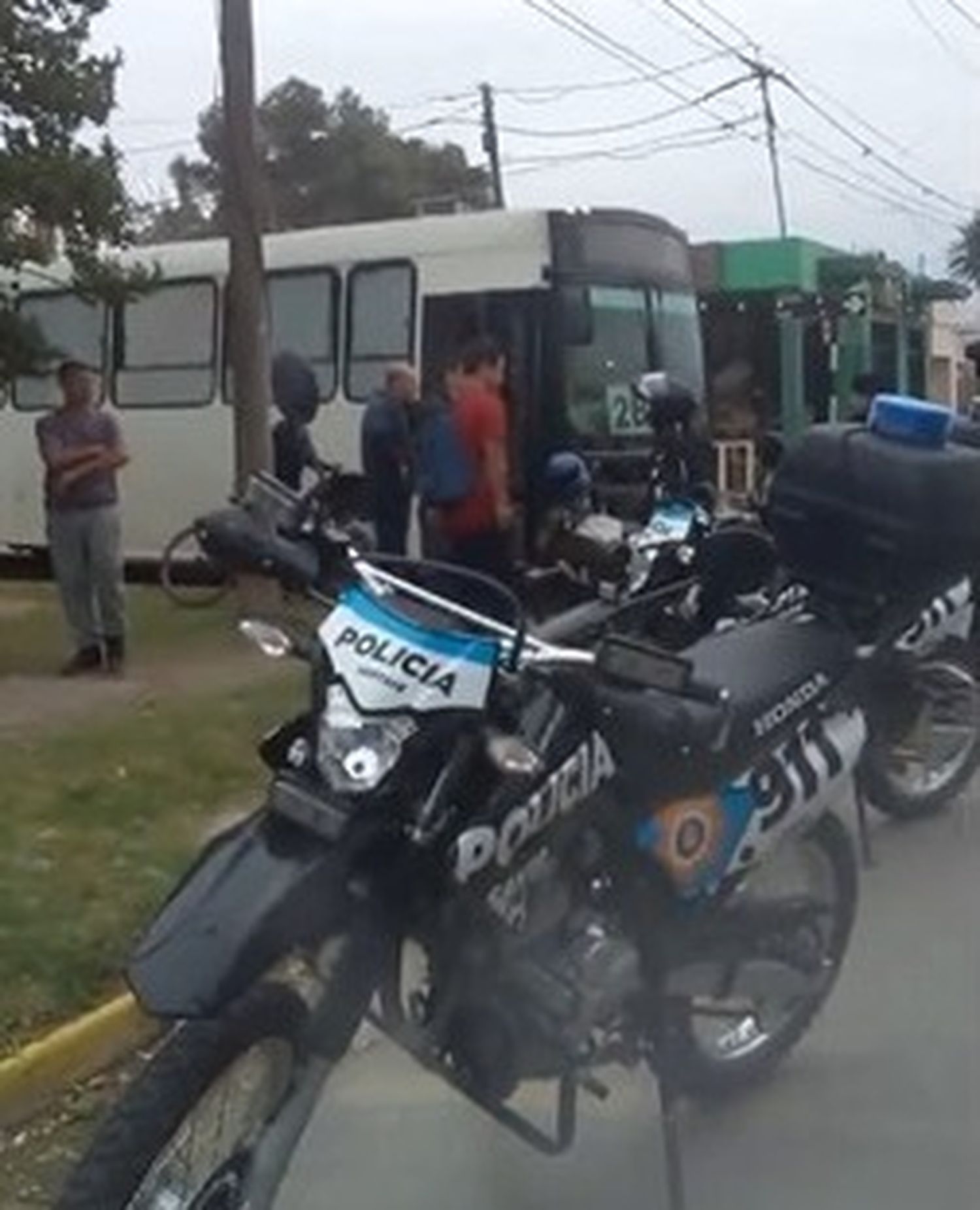 Escenas captadas pocos minutos después del hecho en la esquina de Santa Fe y Colón.