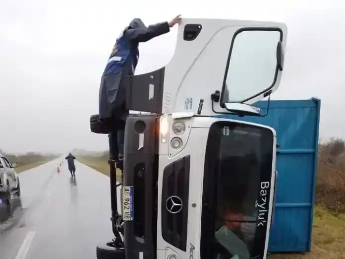 Volcó un camión en una ruta entrerriana en medio de las intensas lluvias