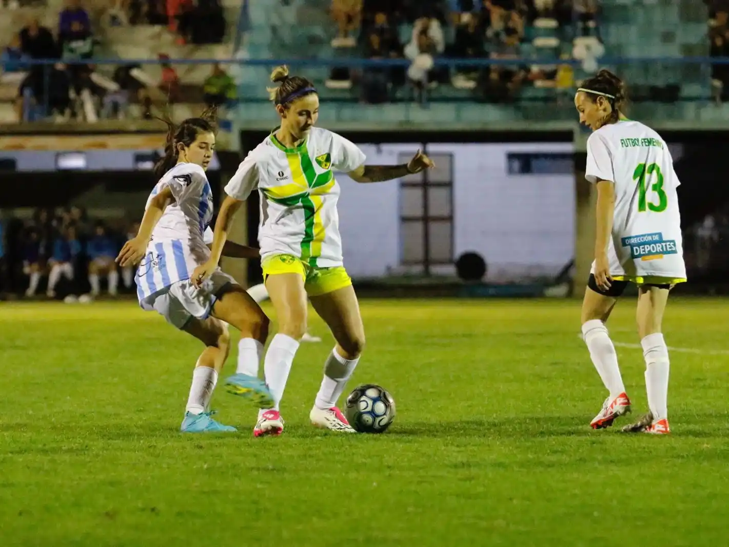 Imagen del enfrentamiento de la primera fecha en el estadio de Juventud, donde empataron 2 a 2.
