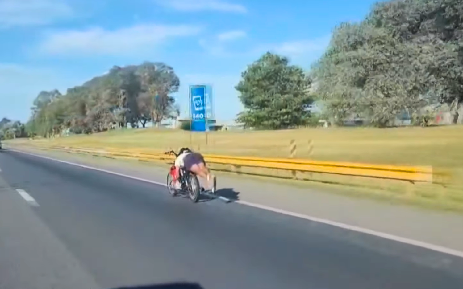 Imprudencia total: Motociclista fue grabado haciendo acrobacias en Autopista Ezeiza - Cañuelas