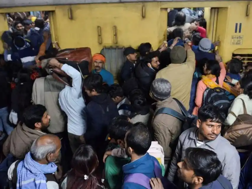 Los pasajeros buscaban un asiento para llegar a una tradicional conmemoración. Crédito: Reuters.