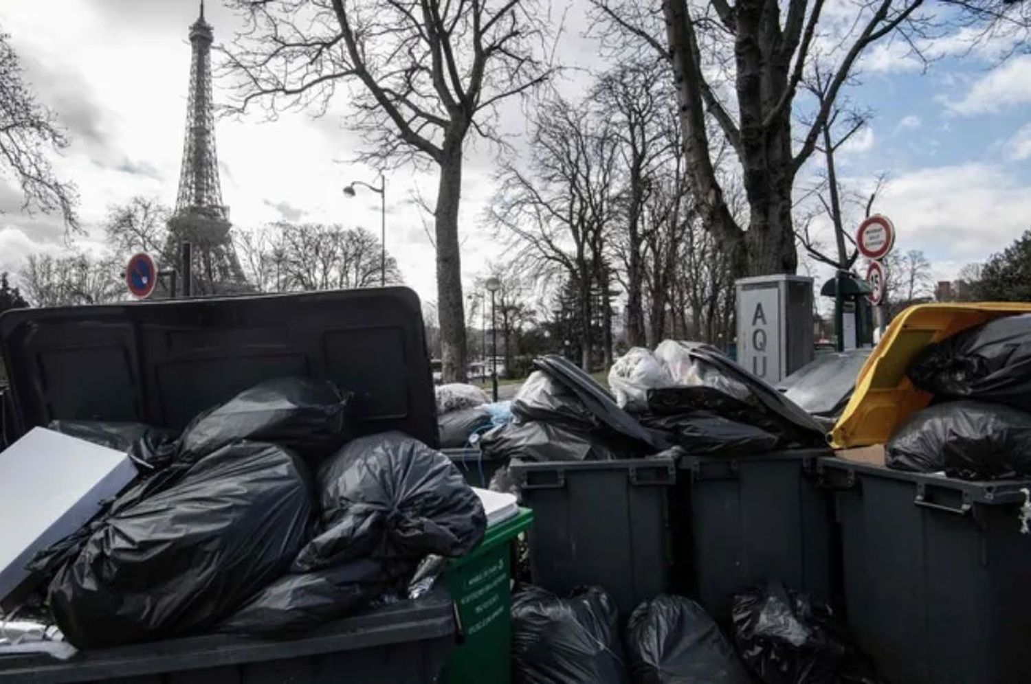 Toneladas de basura sepultan París por una huelga de recolectores de residuos