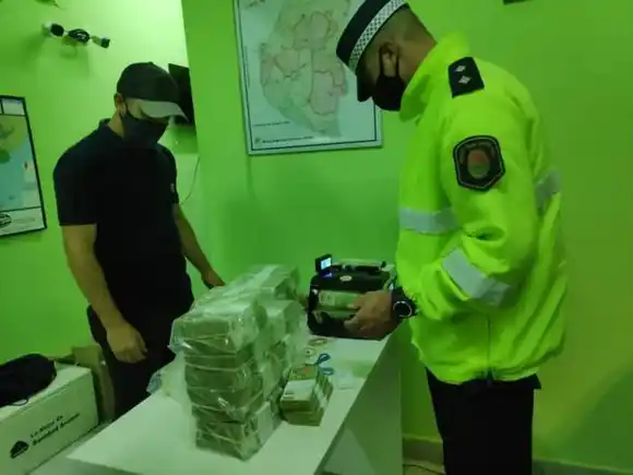 La policía encontró 28 millones de pesos en el baúl de un auto 