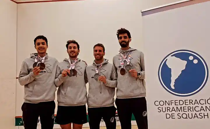 Pujol, Cioffi, Miranda y Roude con sus medallas.