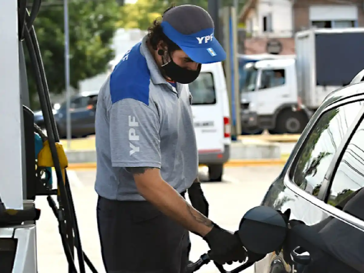 YPF importará 500 mil metros cúbicos de gasoil para abastecer la demanda