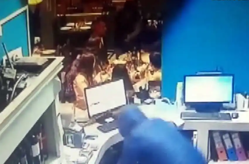 Asaltaron un restaurante y quedó filmado en las cámaras de seguridad