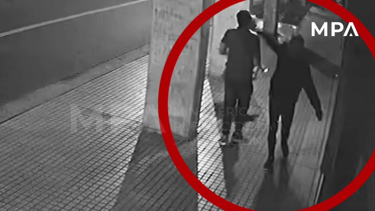 Piden colaboración para encontrar a un hombre que apuñaló a un peatón en pleno centro rosarino