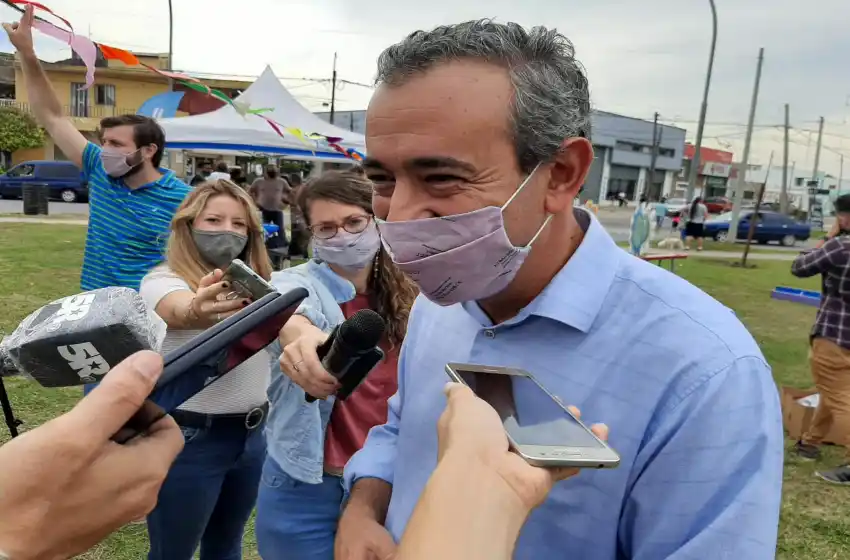 Javkin: «Quizás terminemos abril con la población de 60 vacunada»