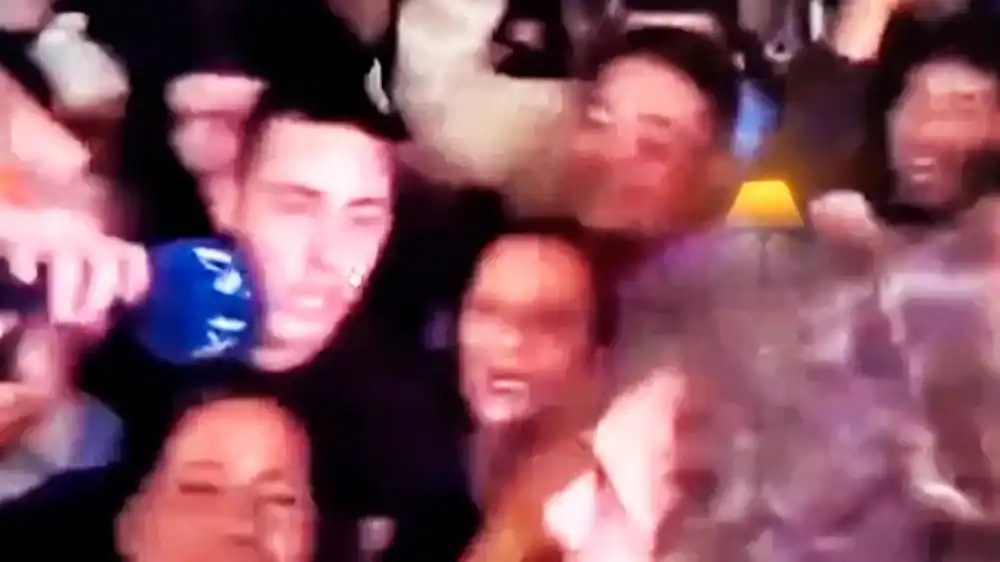 Momento en el que le roban el celular a un periodista.