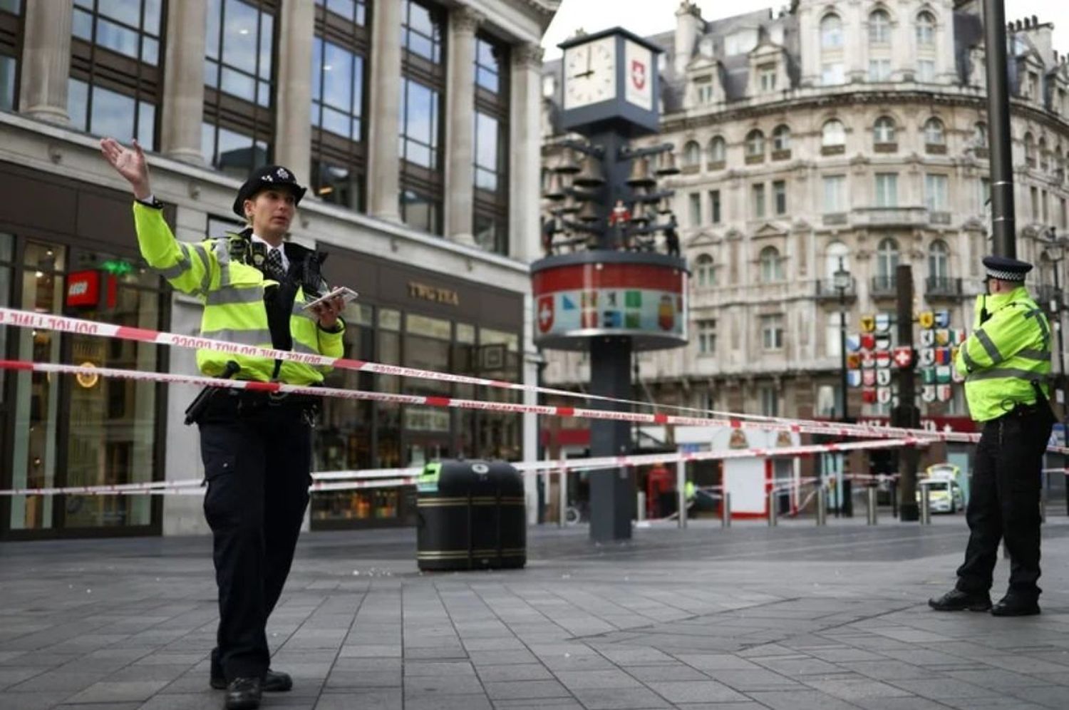 Apuñalaron a dos policías en el centro de Londres