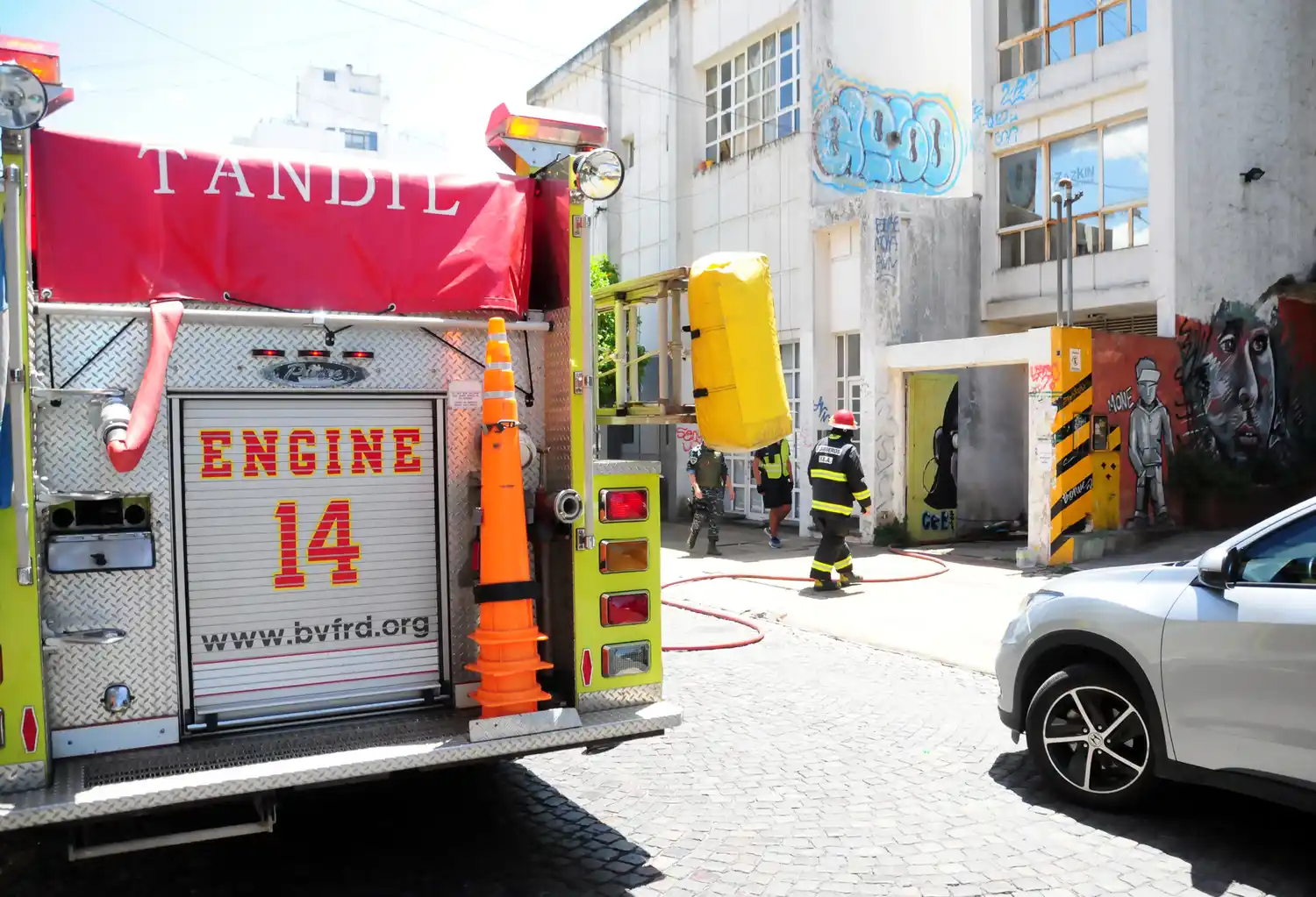 Un principio de incendio afectó al estacionamiento de un complejo de departamentos en Yrigoyen al 600