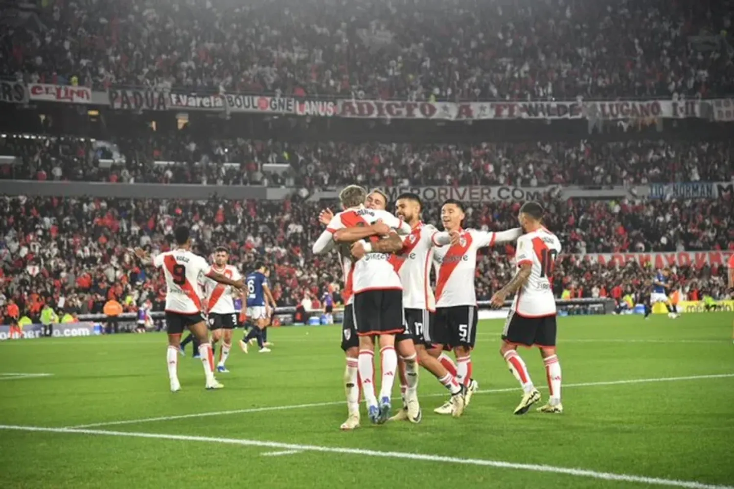 River venció a Nacional y es líder del Grupo H