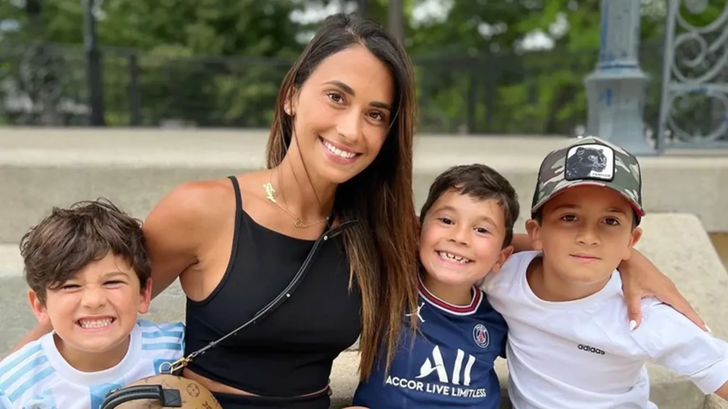 Antonela Roccuzzo y sus tres hijos, Thiago, Mateo y Ciro