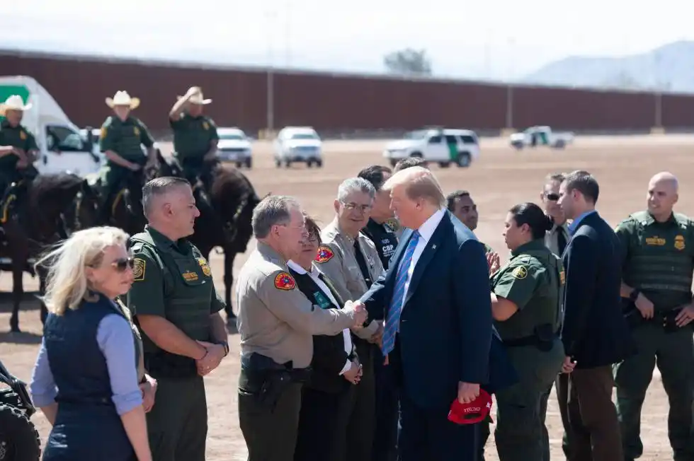 Trump alaba ahora a México por la inmigración