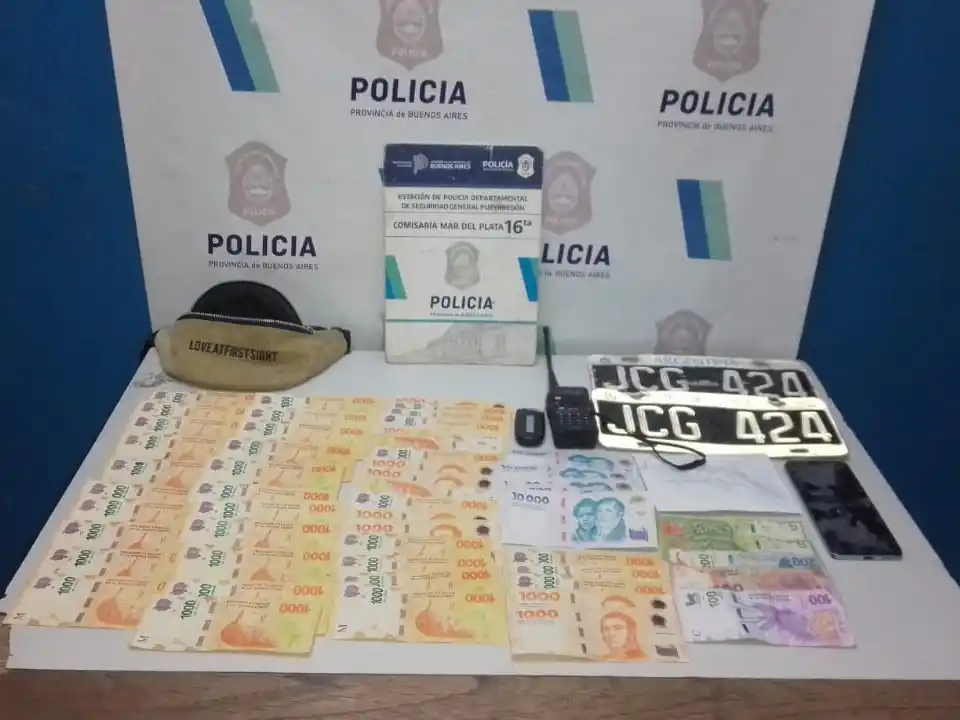El personal secuestró 2,4 gramos de clorhidrato de cocaína, un handy negro, un teléfono celular Motorola color turquesa, $94.300 en efectivo.