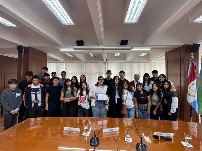 Marcos, Isaías, Sofía y Nadina - estudiantes de la Escuela Educación Secundaria Orientada Nº 505 "Mahatma Ghandi" Concejo Joven: proponen fortalecer las actividades en los playones deportivos barriales - 1