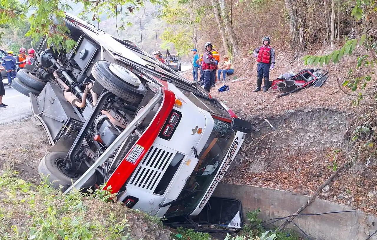 Microbús volcó en la Autopista Regional del Centro dejando al menos 15 heridos
