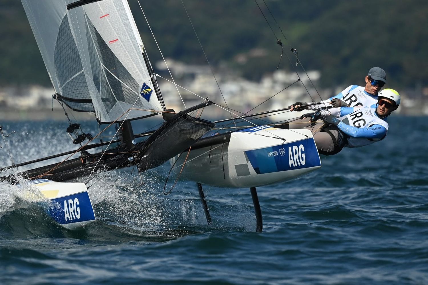 Tokio 2021: Santiago Lange debutó en nacra 17 y le quitó un récord a un sampedrino