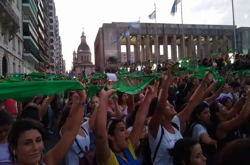 Multitudinaria marcha en el Monumento a la Bandera en el marco del Paro Internacional de Mujeres