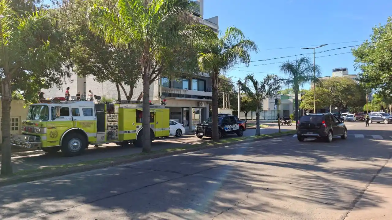 Código rojo: trasladaron de urgencia a una persona que cayó desde las alturas en Bv. Yrigoyen - 2