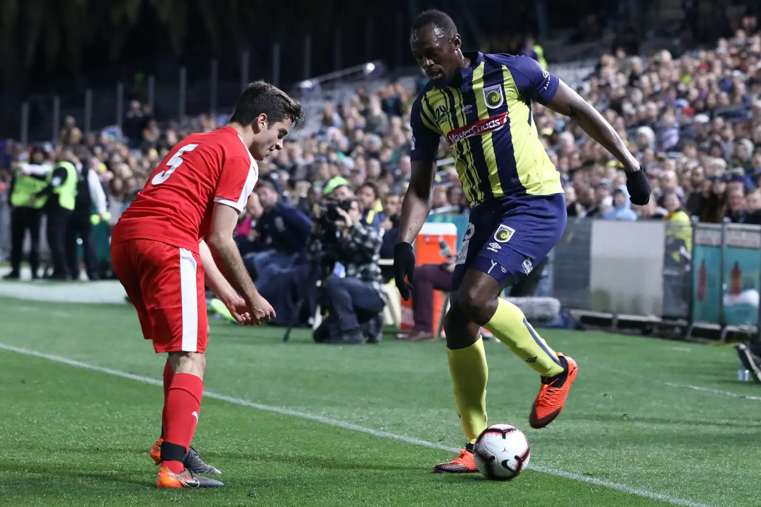 Bolt debutó como futbolista