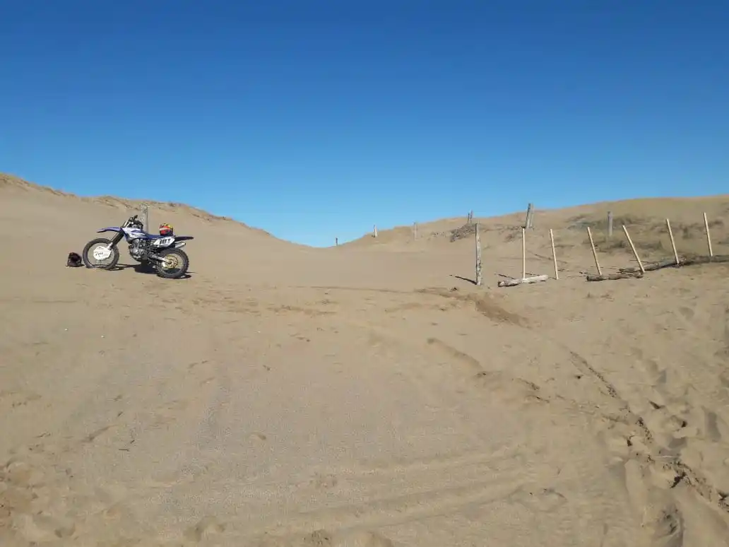 Un hombre sufrió un grave accidente con su moto en una zona de médanos