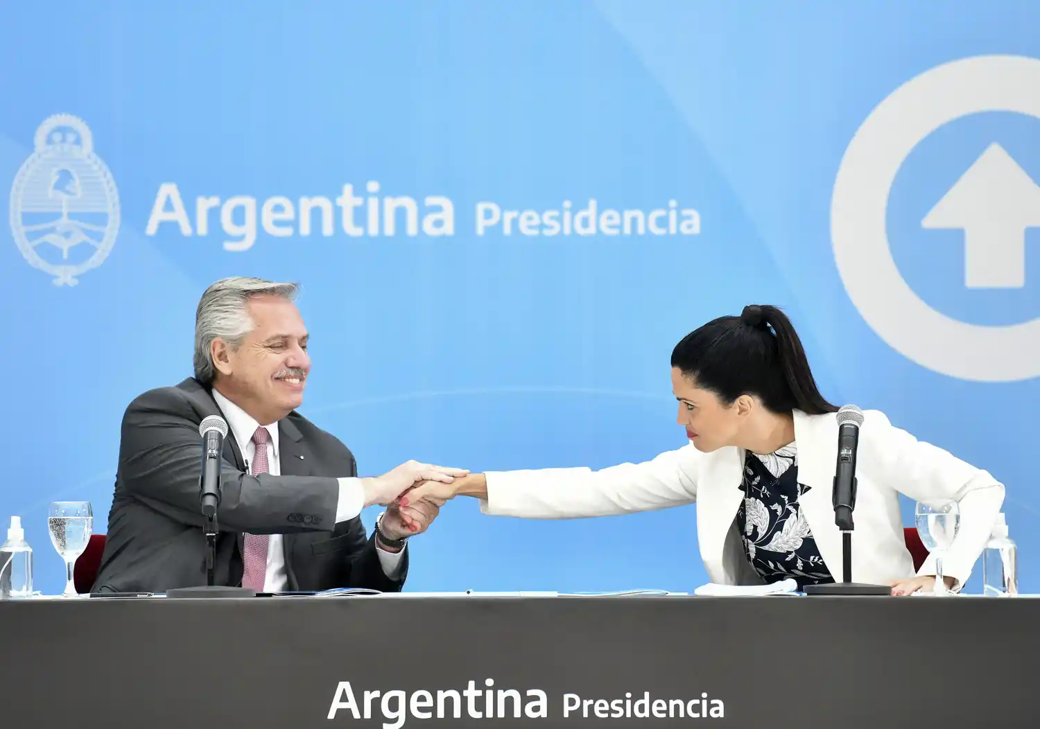 Luana Volnovich y Alberto Fernández hicieron el anuncio en el Museo del Bicentenario.
