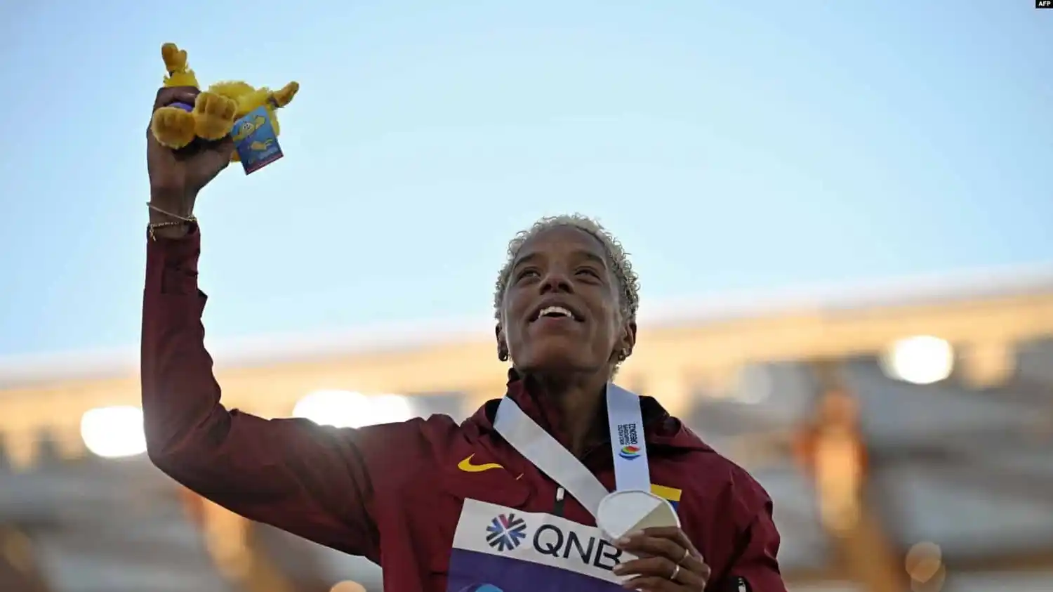 La venezolana Yulimar Rojas se convierte en la primera tricampeona mundial de triple salto