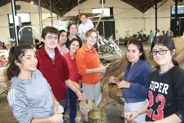 Mates, colaboración mutua y reciclaje: así trabajan los chicos en las carrozas 2017
