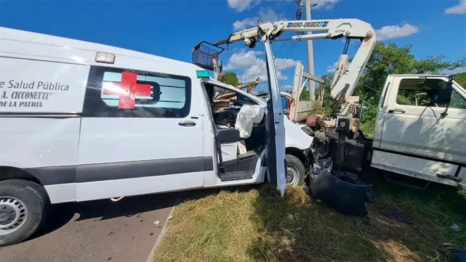 Murió el chofer de una ambulancia tras chocar contra un camión grúa