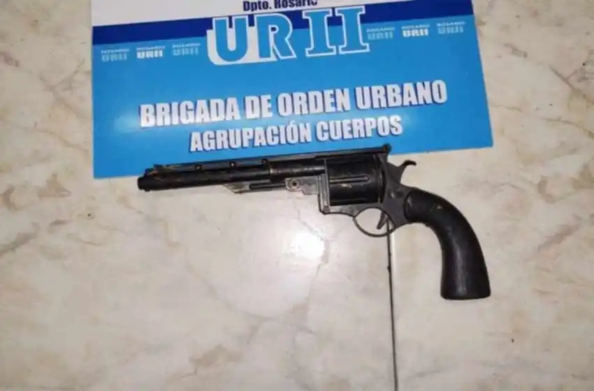 Intentó asaltar dos negocios en pleno centro de Rosario con una réplica de arma de fuego y fue detenido