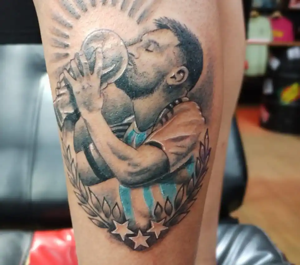 Uno de los tatuajes más populares: Messi besando la Copa del Mundo en Qatar 2022.