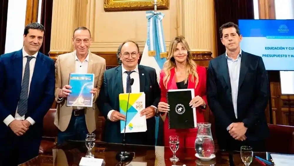 Los intendentes Salomón y Fassi junto a los senadores Maximiliano Abad y Wado De Pedro.