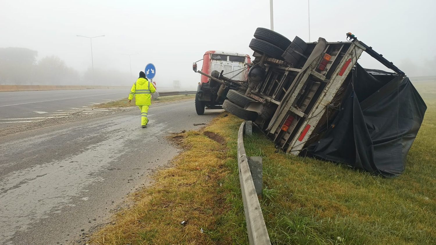 Campana: Un camión que cargaba maderas se desestabilizó y terminó volcando en Panamericana