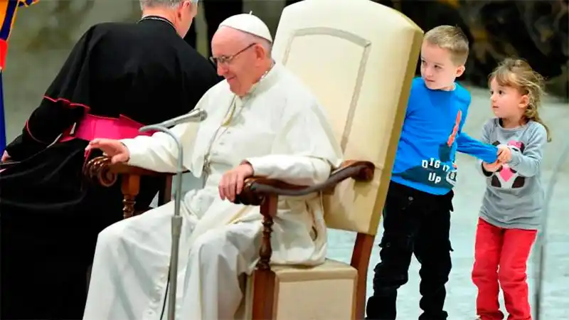 Niño argentino irrumpió en audiencia del Papa: "Es indisciplinadamente libre"