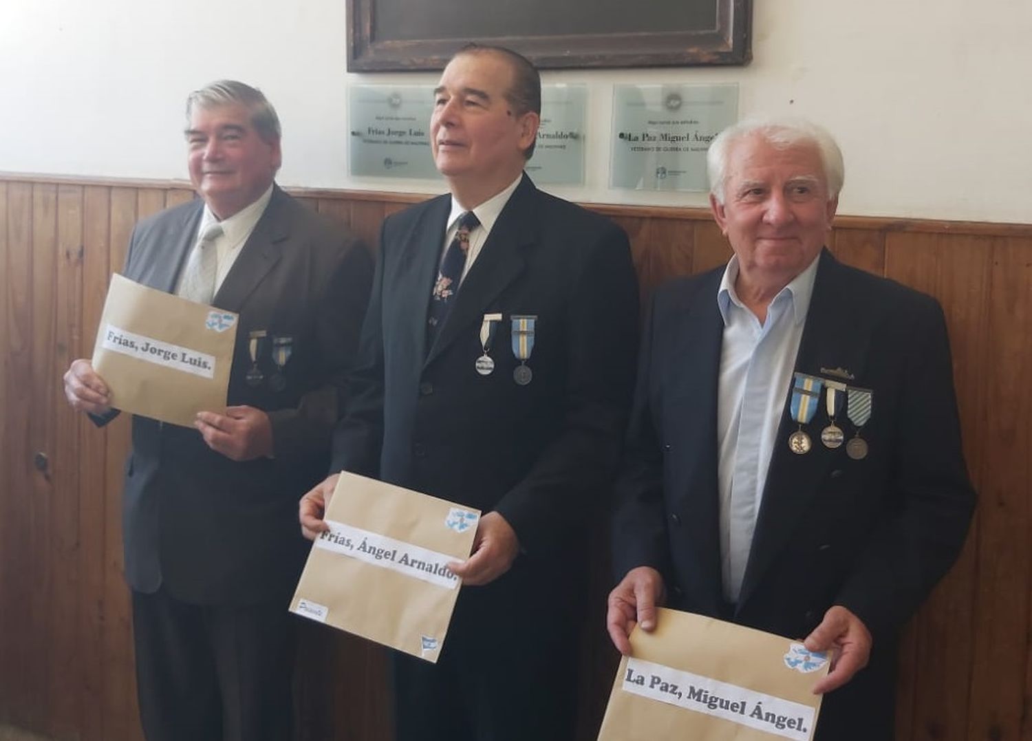 Colocan placas de ex combatientes de Malvinas en escuelas de la ciudad