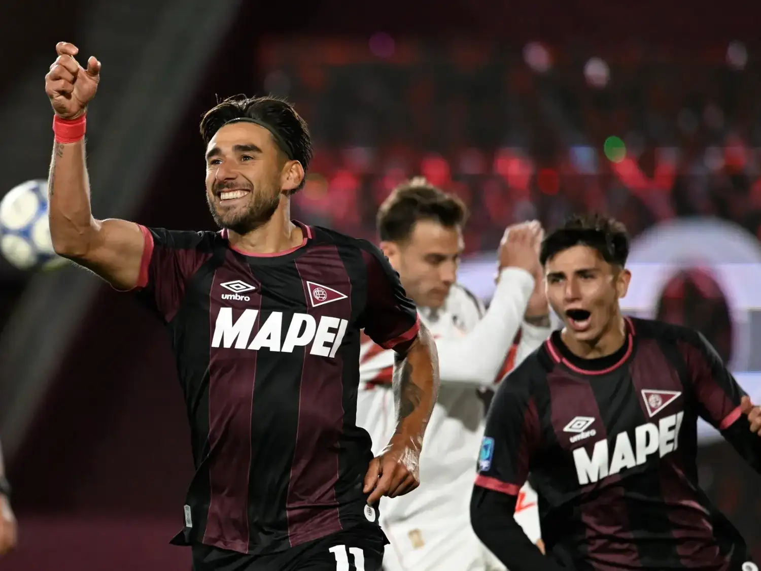 Salvio festeja el segundo gol de Lanús.